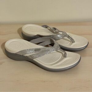 Crocs Capri Sandals Silver Gray Sparkle Strappy Flip Flop Dual Comfort Womens 10